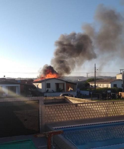 Balneário Rincão: residência é atingida por incêndio