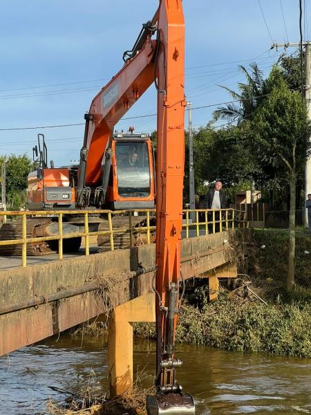 Após enchente, Criciúma inicia limpeza no Rio Sangão