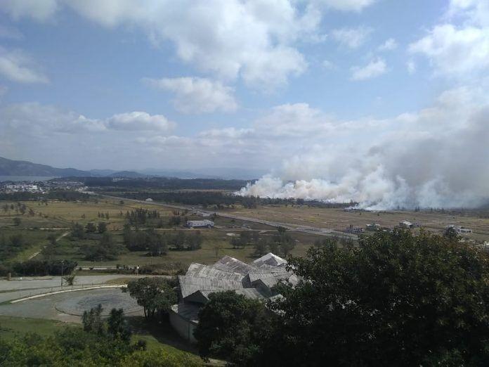 Incêndio de grandes proporções mobiliza bombeiros em Laguna