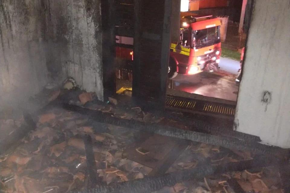 Criciúma: residência tem telhado destruído por incêndio