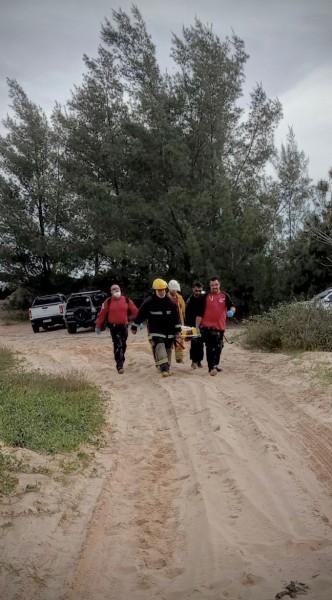 Após capotamento de carro na beira-mar, mulher é socorrida pelo Sarasul em Araranguá 