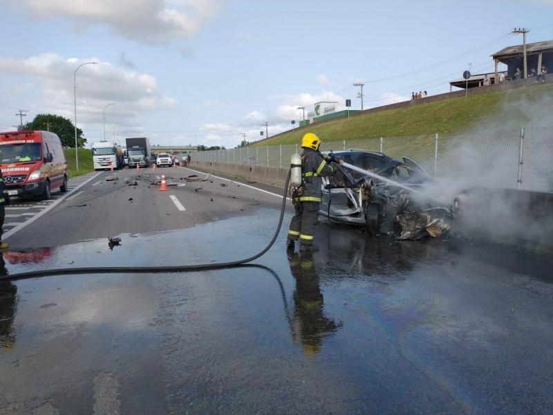 Carro colide na traseira de caminhão e pega fogo em Içara