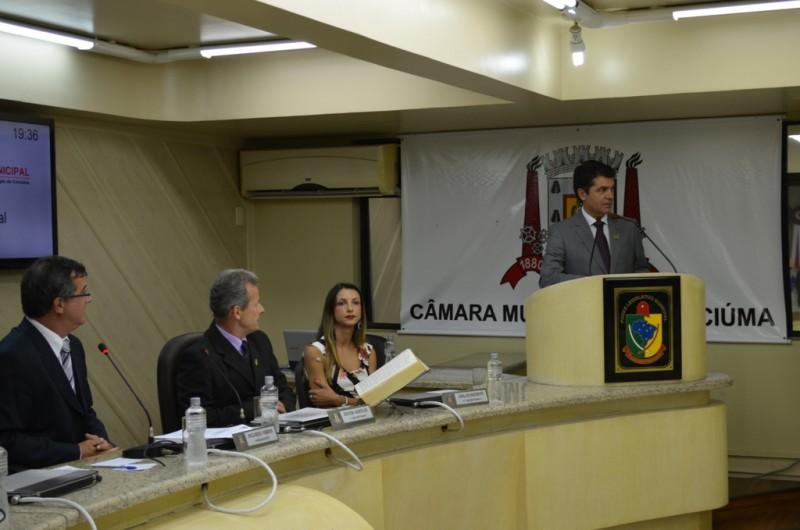 Primeira sessão do ano do Legislativo inicia com polêmica 