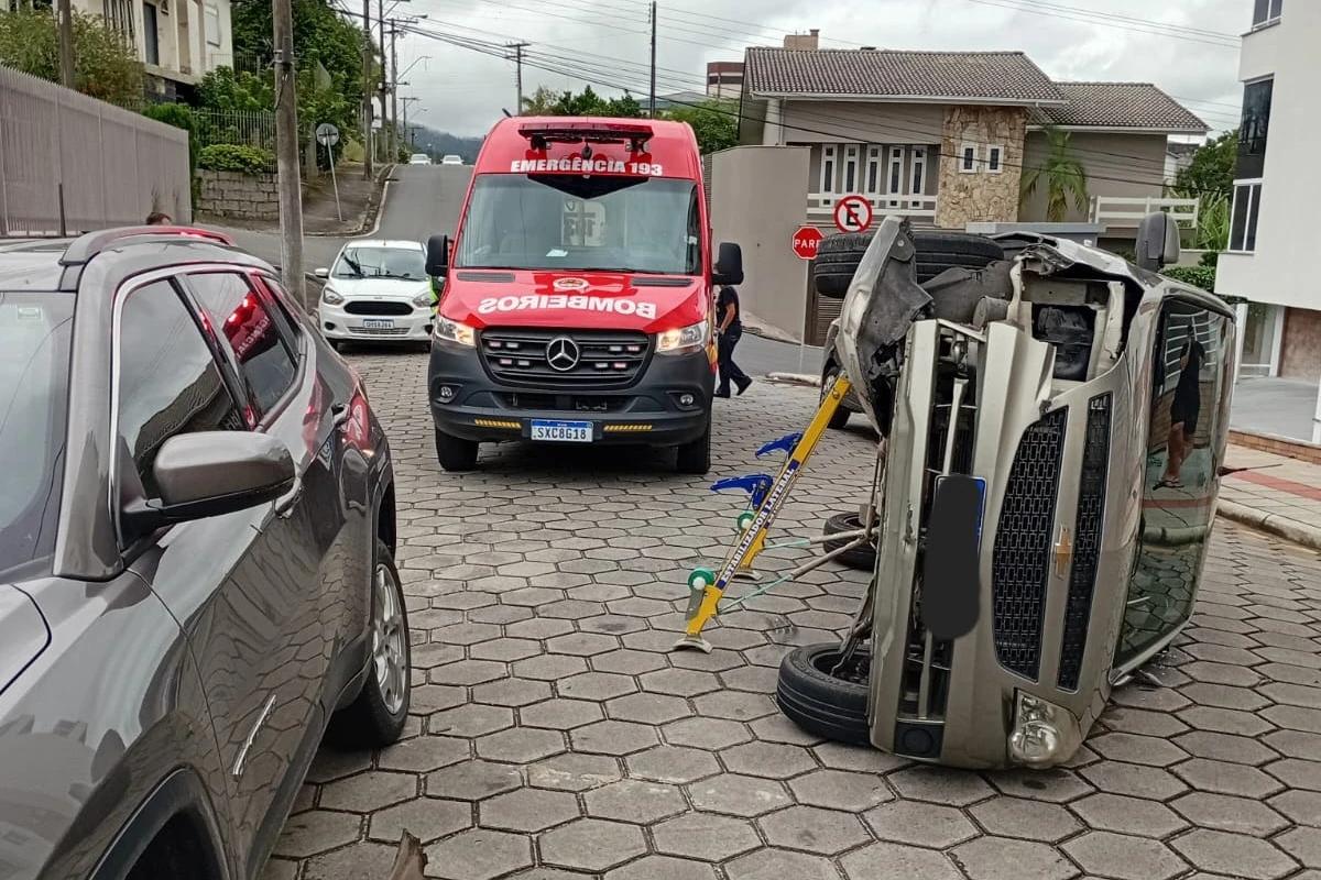 Motorista perde controle da direção e tomba carro no Centro de Urussanga