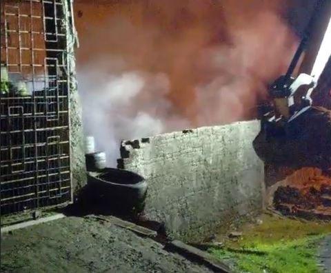 Queima de rejeito de piritas provoca fumaça e odor no bairro Colonial