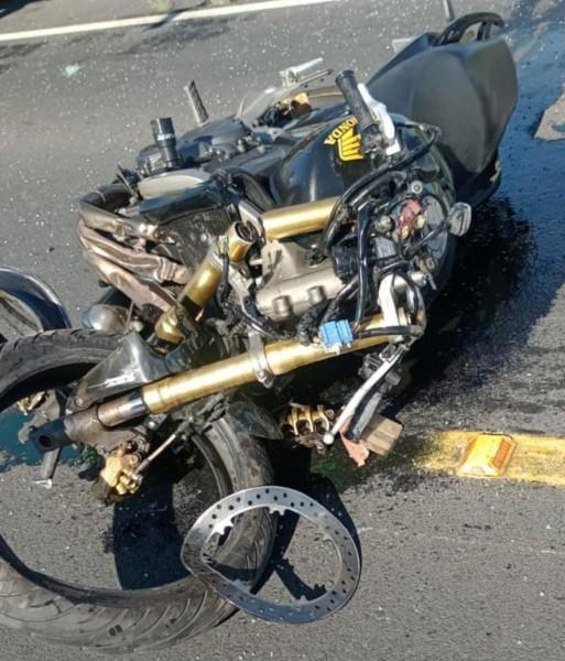 Colisão entre carro e moto deixa motociclista gravemente ferido no Centro de Sombrio