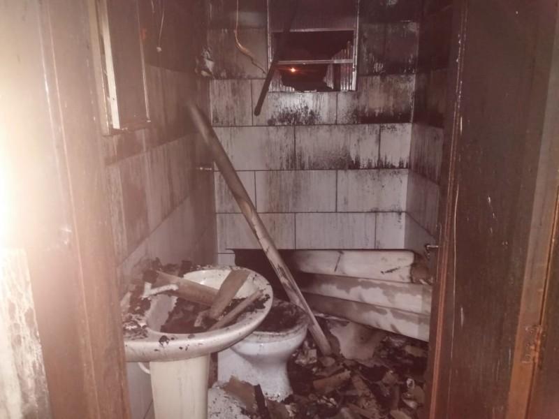 Residência de alvenaria é destruída por incêndio em Balneário Rincão 