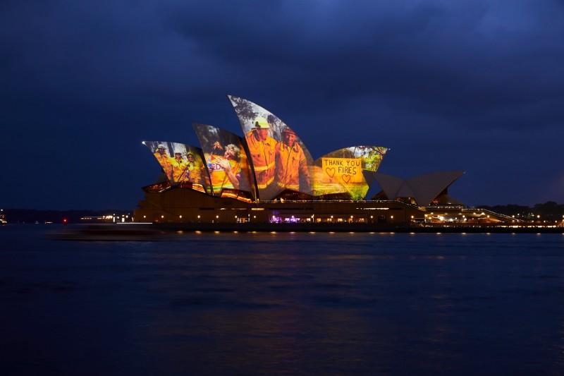 Ópera de Sydney presta homenagem aos bombeiros da Austrália