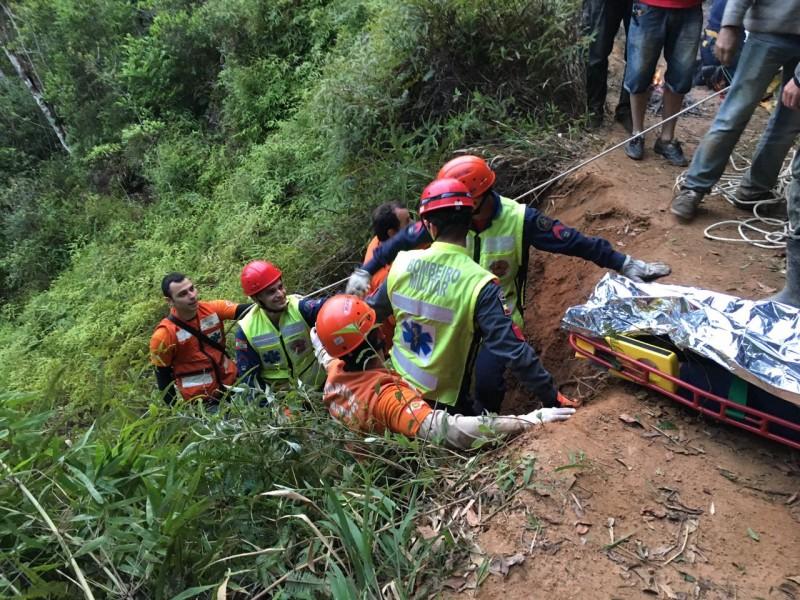 Atualizada: Dois homens caem com veículo em ribanceira de 100m