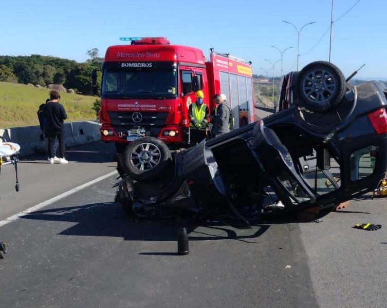 Motorista fica ferido após capotamento em Sangão