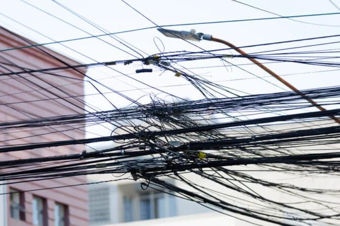 Nova etapa da operação de retirada de fios obsoletos acontece em Tubarão