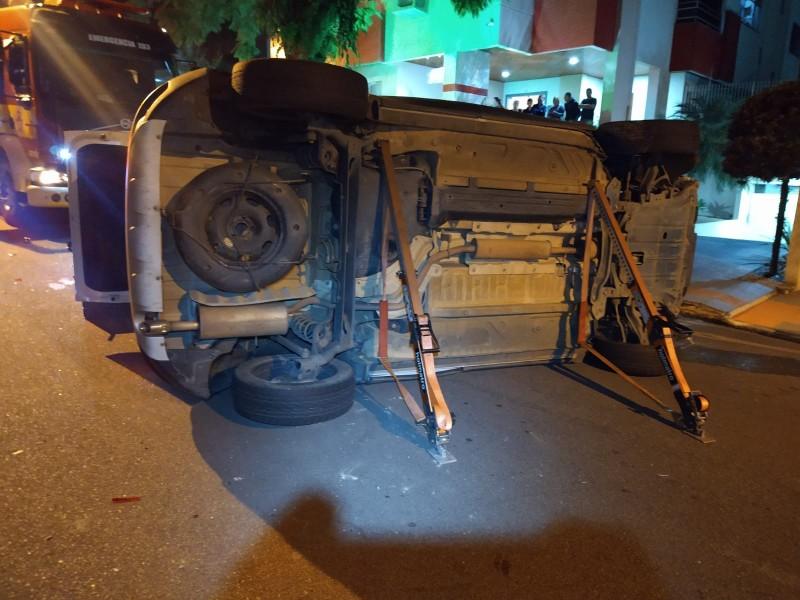 Motorista é hospitalizada após colidir carro no Centro de Criciúma
