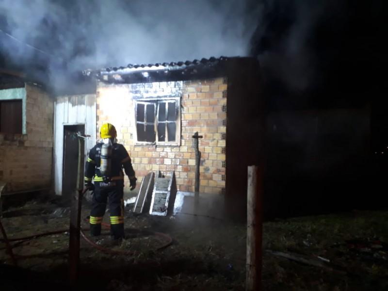 Residência de 15 metros quadrados é destruída por incêndio em Araranguá 