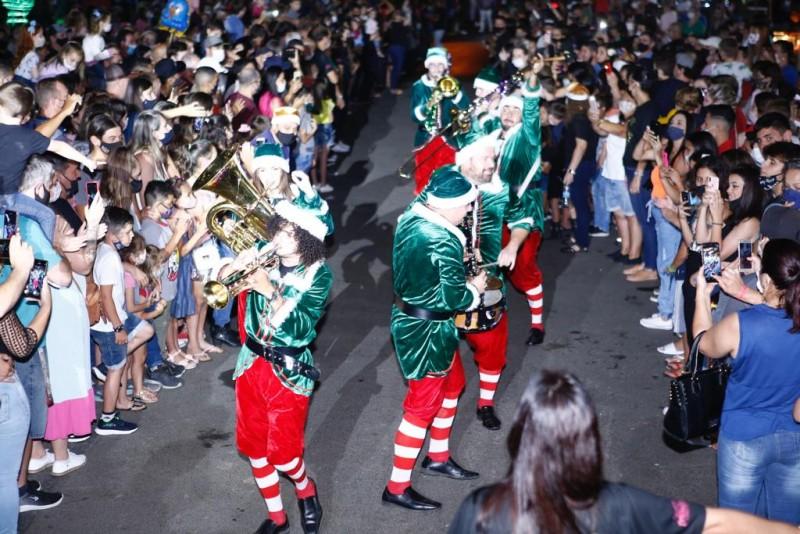 Chegada do Papai Noel e apresentações marcam início do Encantos de Natal em Forquilhinha