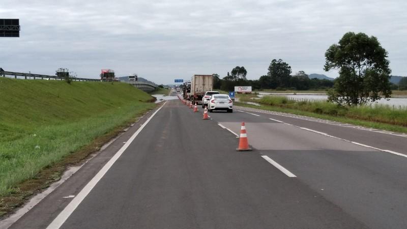 BR-101: acesso ao bairro Barranca, em Araranguá, está bloqueado