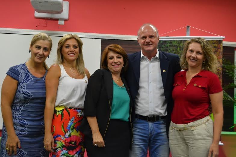 Nova pró-reitora de Ensino de Graduação toma posse
