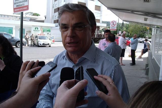 Eduardo Moreira assina convênios em Criciúma