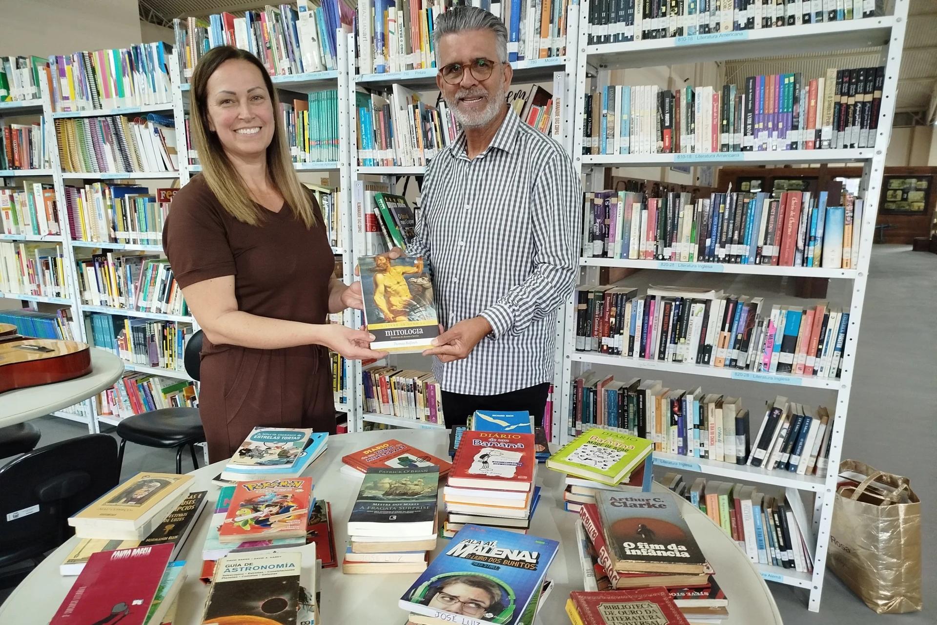 Biblioteca de Cocal do Sul recebe doações e reforça campanha para ampliar acervo