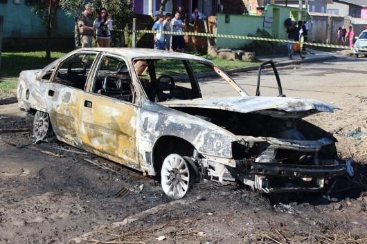 Veículo é incendiado no bairro Renascer