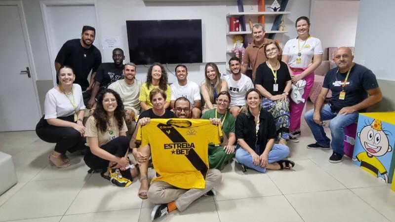 Carvoeiros visitam a Casa Guido e fazem a alegria de crianças e adolescentes