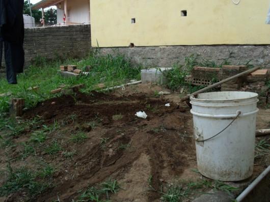Polícia encontra feto enterrado nos fundos de uma casa