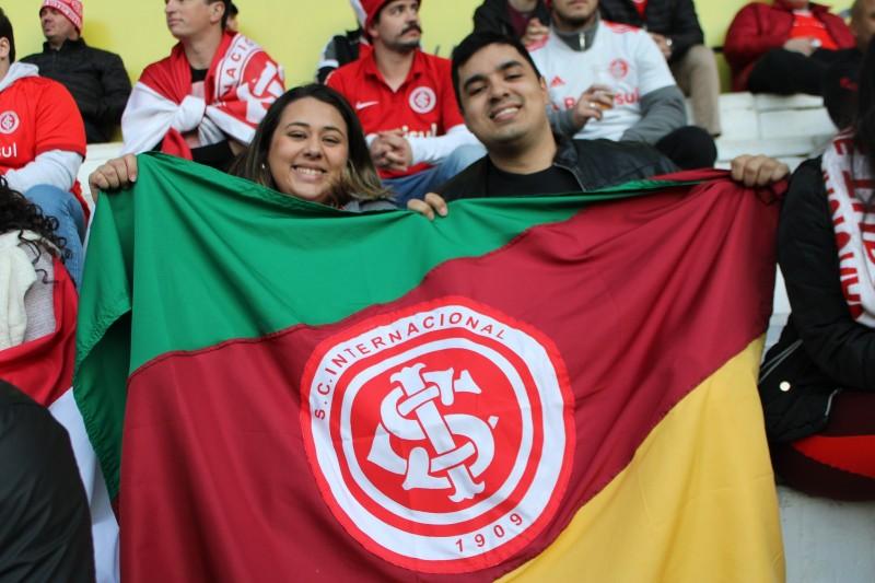 Colorados comparecem ao Majestoso e lotam espaço reservado para torcida adversária