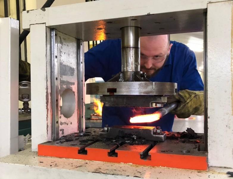 Acadêmico de Engenharia Mecânica desenvolve faca com aço damasco
