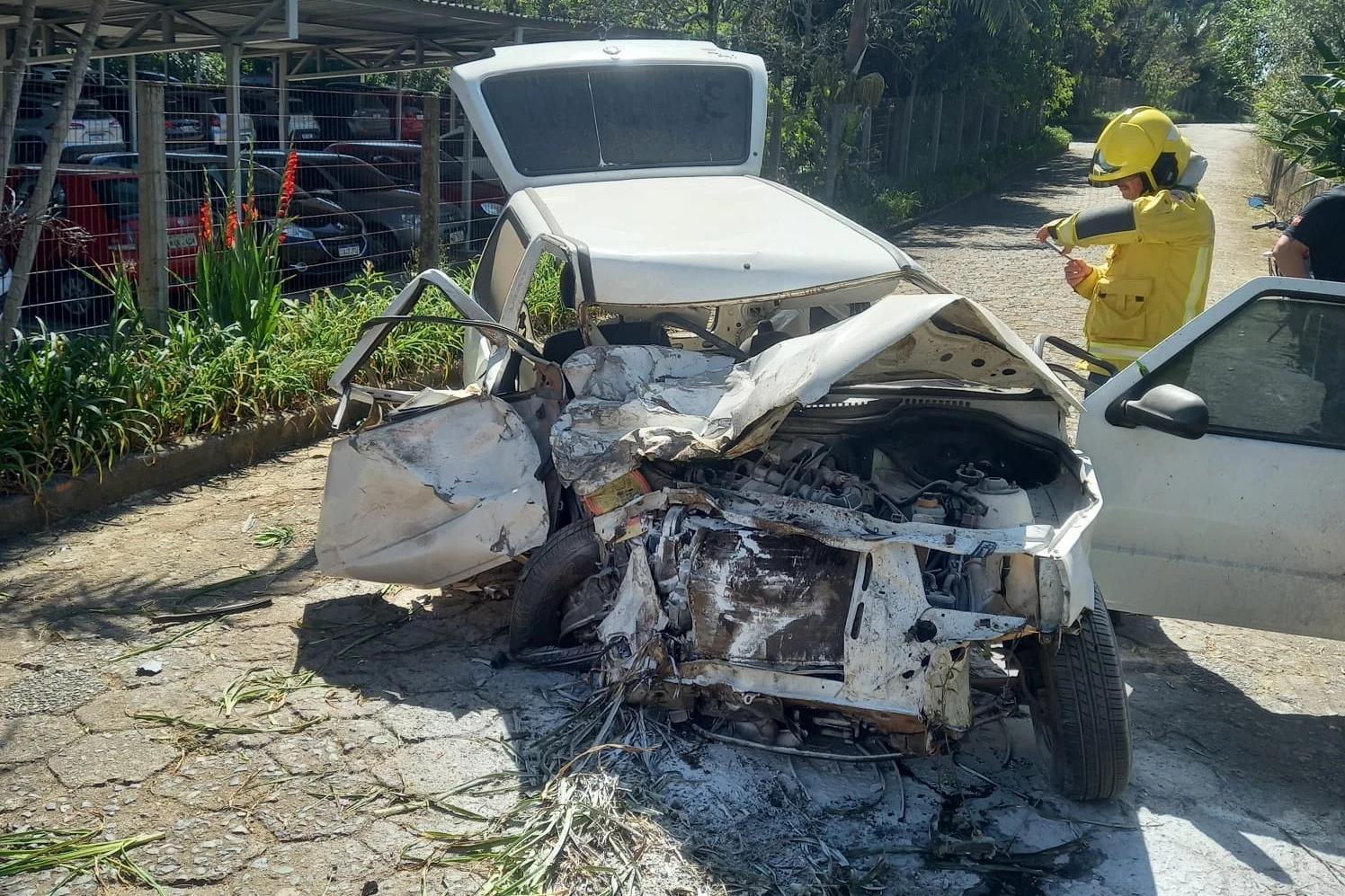 Colisão entre carro e caminhão deixa motorista ferido na SC-445