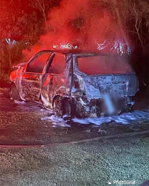 Veículo é destruído por incêndio em Treze de Maio 