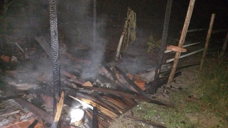 Casa é destruída por incêndio em Balneário Gaivota