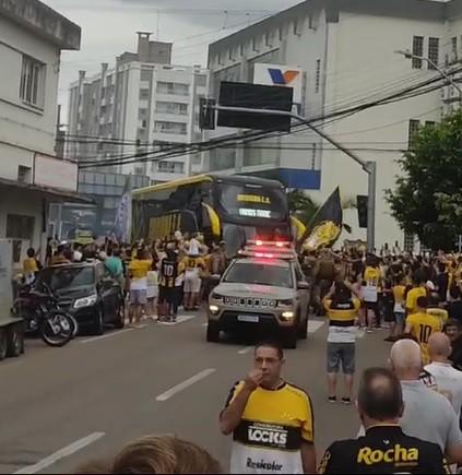 Jogadores do Criciúma são recepcionados com festa no estádio Heriberto Hülse