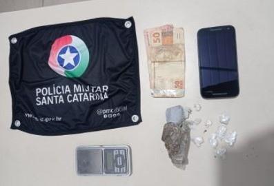 Polícia Militar apreende drogas e conduz jovem pelo crime de tráfico