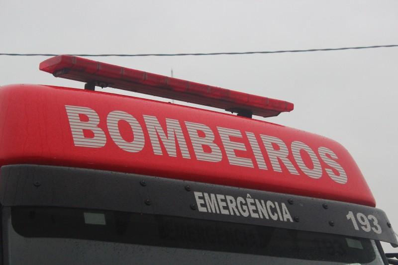 Acidente envolvendo moto e caminhão deixa motociclista gravemente ferido