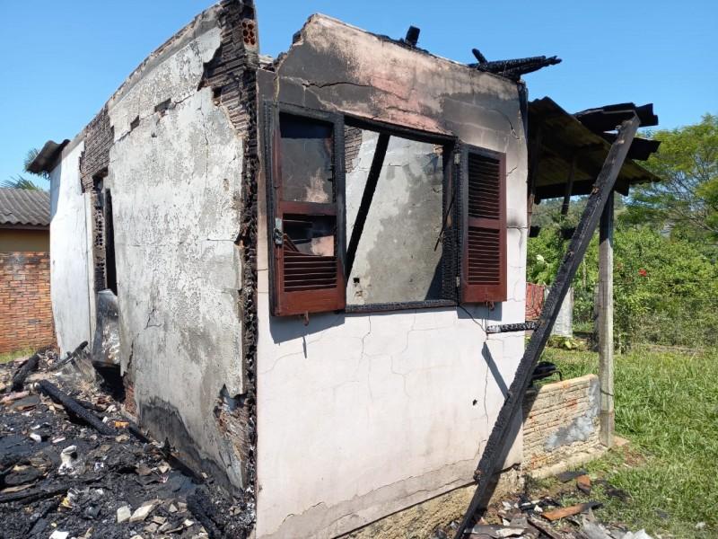 Residência é consumida por incêndio