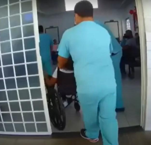 Vídeo: policiais militares socorrem adolescente desmaiada em Criciúma 