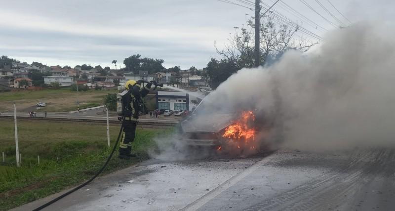 Corpo de Bombeiros combate incêndio em veículo na SC-445 em Içara