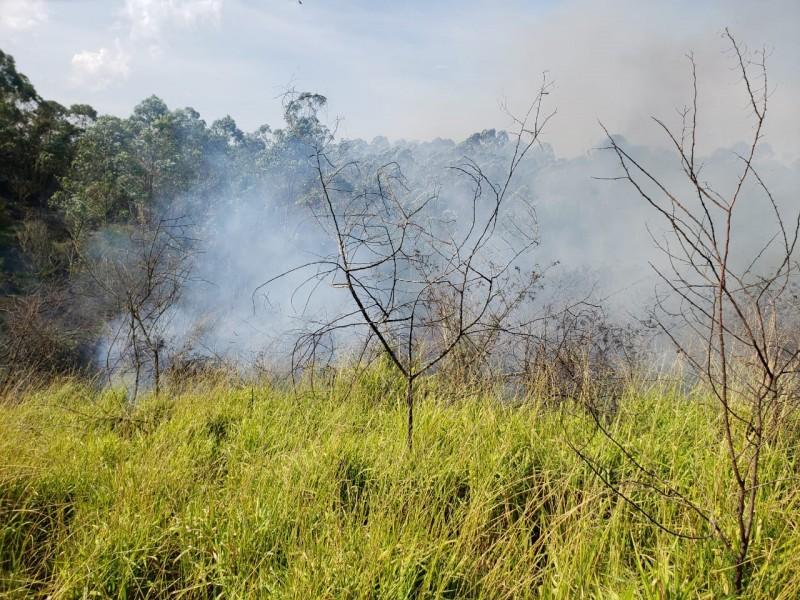 Corpo de Bombeiros combatem dois incêndios em vegetações em Criciúma