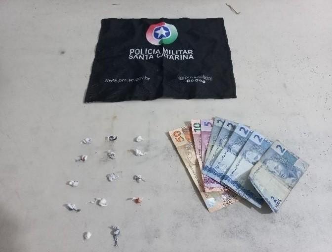 Adolescente é apreendido em Araranguá após PM encontrar pedras de crack