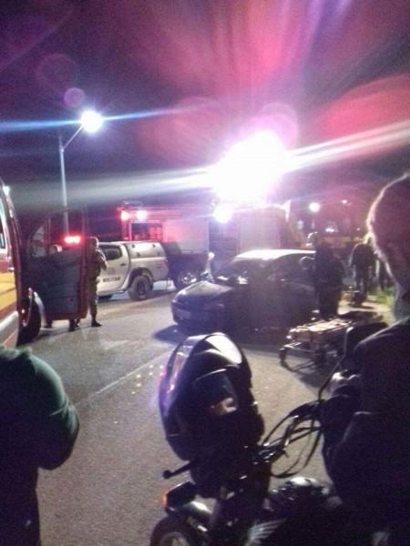 Idosa fica presa em veículo após acidente