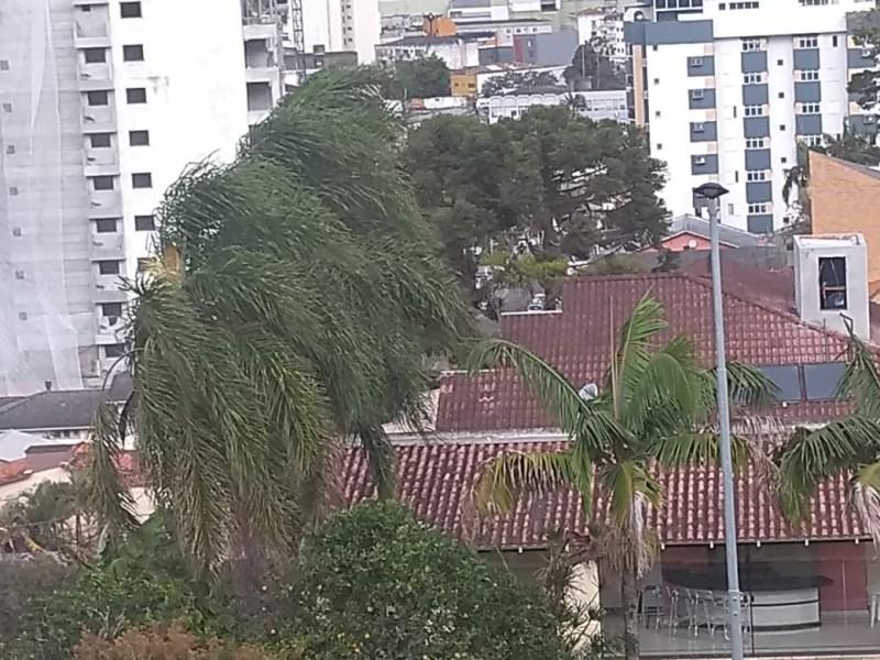 Ventos de até 98km/h em Laguna; chuva prevista até as 2 horas deste sábado