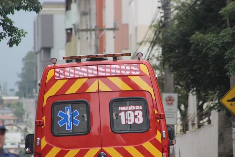 Motociclista fica gravemente ferida após colisão com caminhão