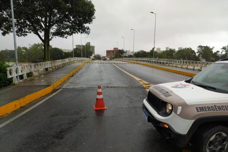Balsa se choca contra ponte no bairro Morrotes; local está interditado