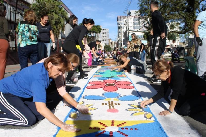 Fiéis decoram ruas e praças de Criciúma e região com tapetes para celebrar feriado de Corpus Christi