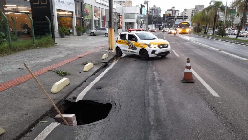 Agentes de trânsito orientam trânsito após formação de crateras na avenida Centenário