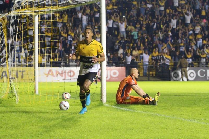 Autor de dois gols, Hygor comemora retorno do Criciúma à elite do Catarinense