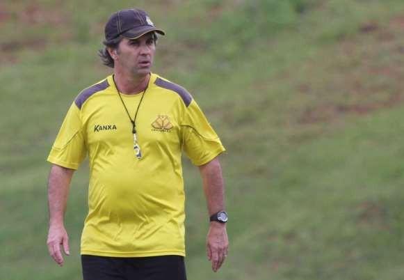 Em trabalho tático, Caio Júnior esboça time para encarar o Figueira