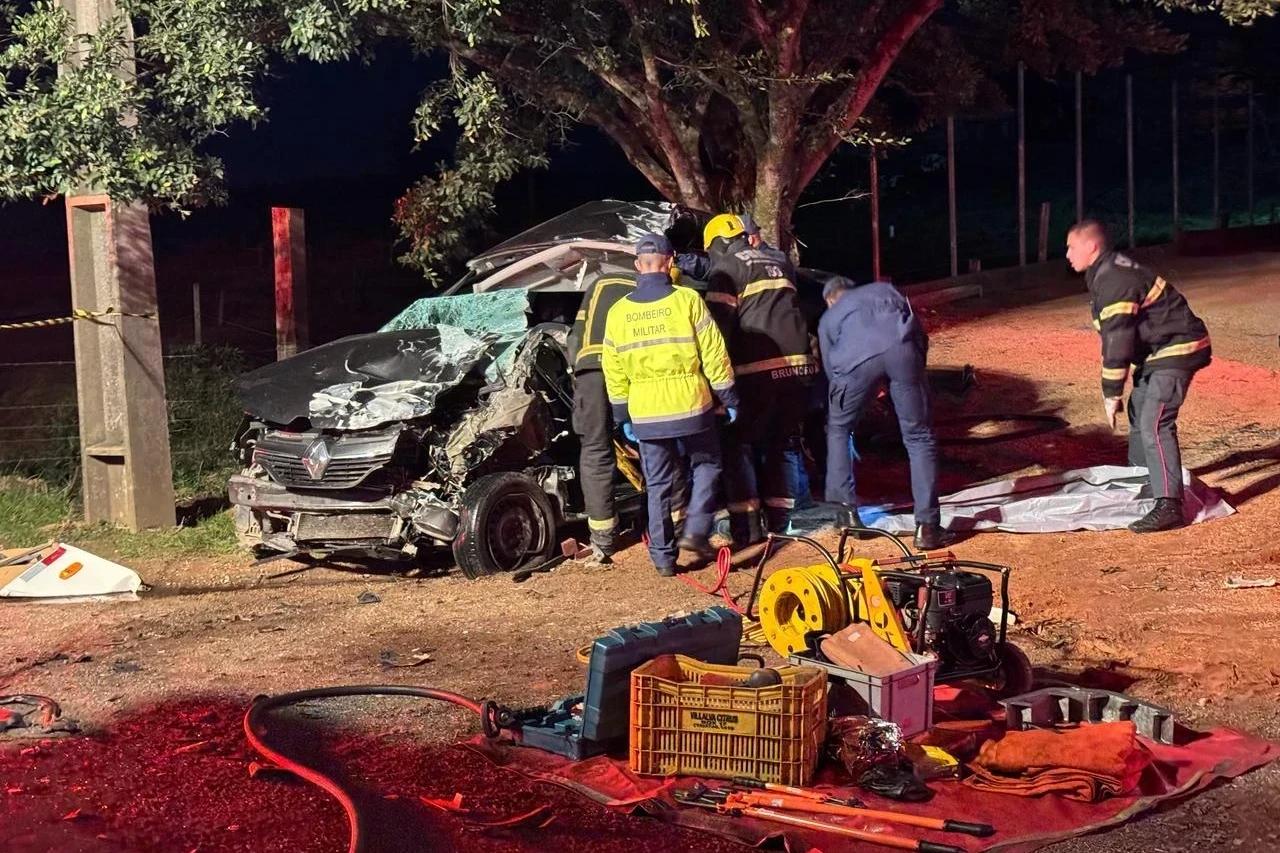 Colisão frontal entre carro e ônibus deixa motorista morto em Criciúma