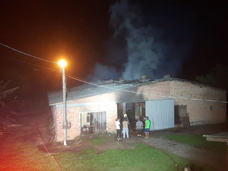 Corpo de Bombeiros combate incêndio em estufa de fumo na cidade de São João do Sul