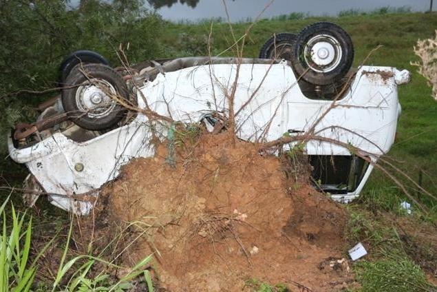 Motorista perde controle da direção de Kombi e colide em árvore