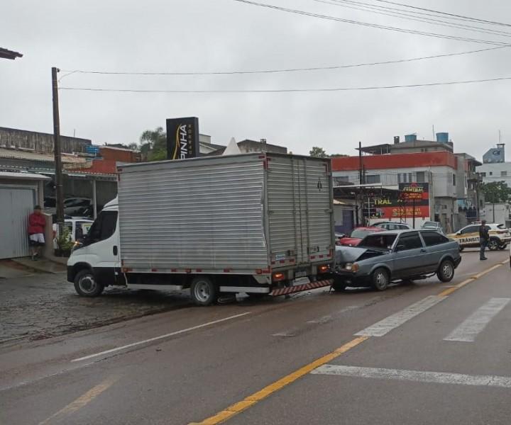 Criciúma: caminhão-baú realiza conversão e colide em veículo na rua Álvaro Catão 